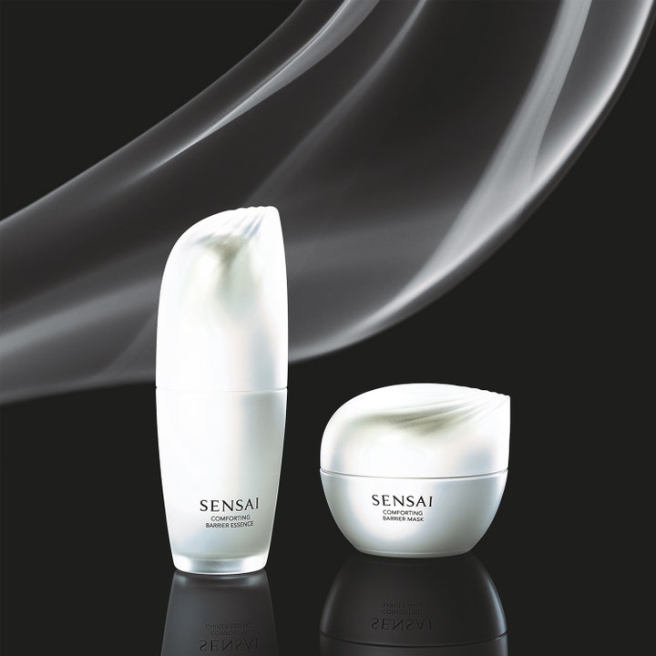 Sensai Comforting Barrier Essence 40 ml beroligende ansigtspleje i hvide krukker mod sort baggrund