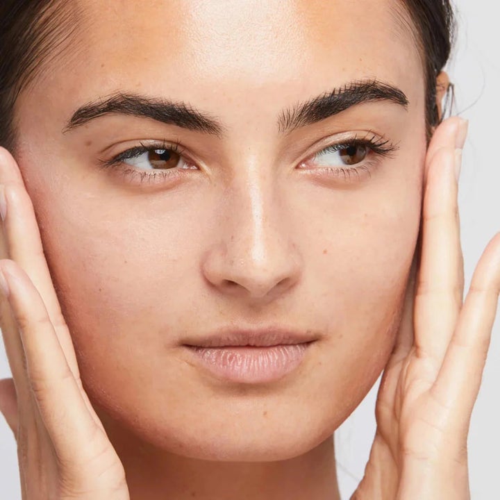 Dermalogica AGE smart Skinperfect Primer SPF 30 solcreme til ansigtet skaber jævn hud på kvinde i nærbillede