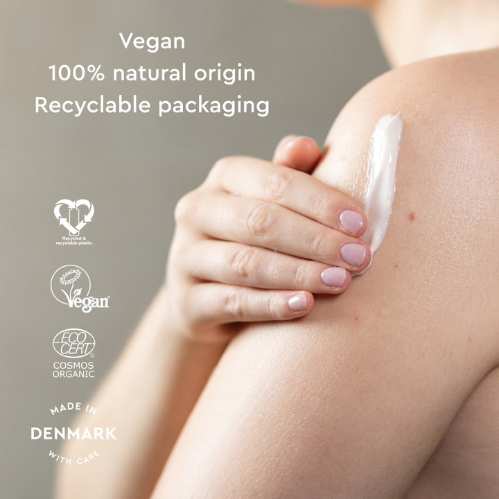 Urtekram Body Lotion Soft Wild Rose 245 ml påføres huden og viser cremet tekstur med Ecocert og Vegan certificeringer.