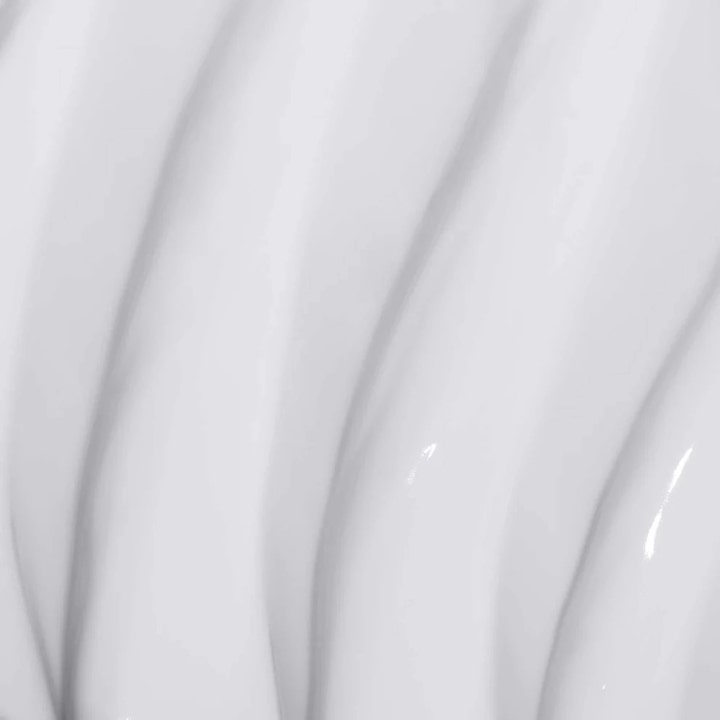 Dermalogica AGE smart Super Rich Repair 50 ml ansigtscreme viser en hvid, tyk og cremet tekstur i bløde bølger.