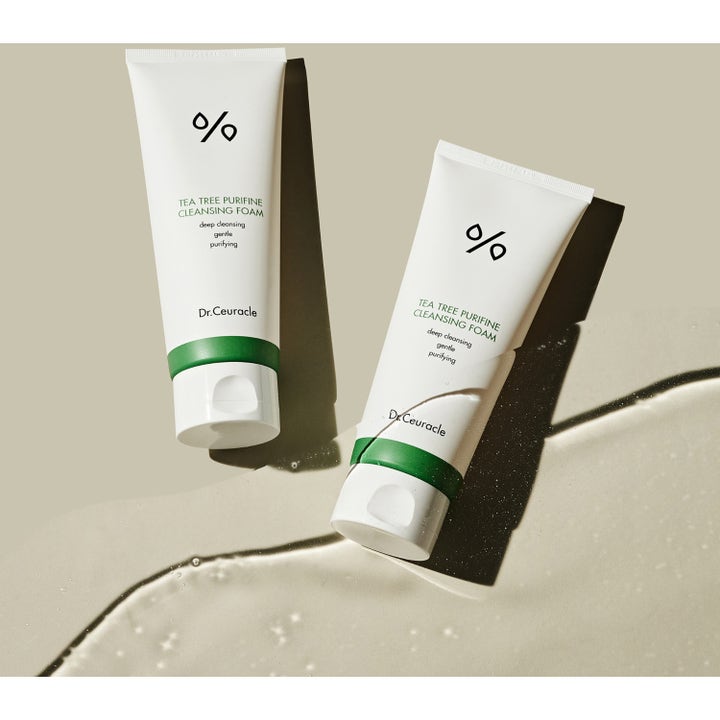 Dr. Ceuracle Tea Tree Purifine Cleansing Foam 150 ml rensende rengøringsskum i hvide tuber ved siden af en klar gel
