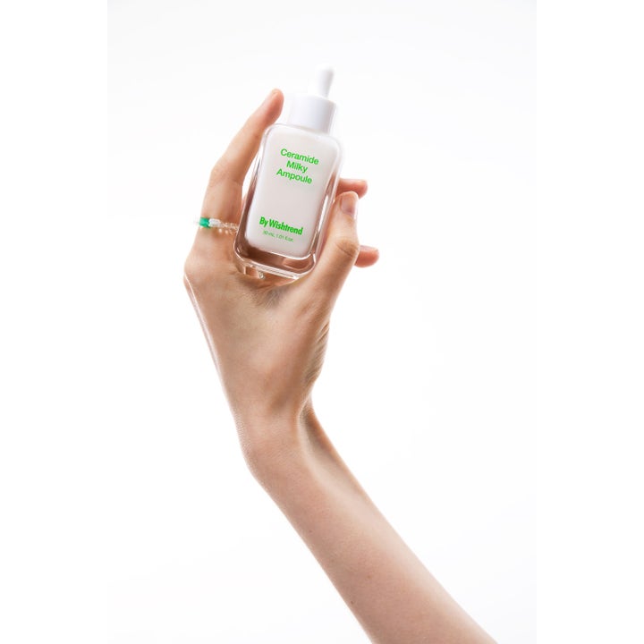 By Wishtrend Cera-barrier Soothing Ampoule 30 ml beroligende serum med ceramider i klar glasflaske holdt af en hånd