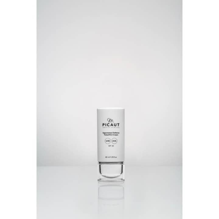 M Picaut Supernatural Defence Tinted Rich Cream 40 ml beskyttende solcreme i hvid pumpeflaske med SPF 30