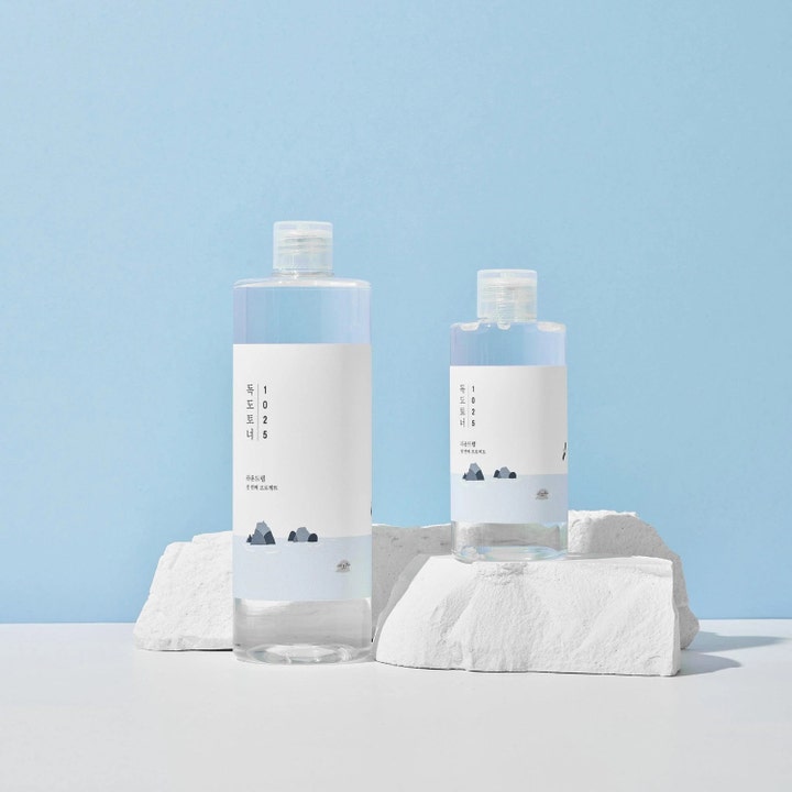 Round Lab 1025 Dokdo Toner 200 ml fugtgivende toner i klare flasker på hvide sten mod en blå baggrund