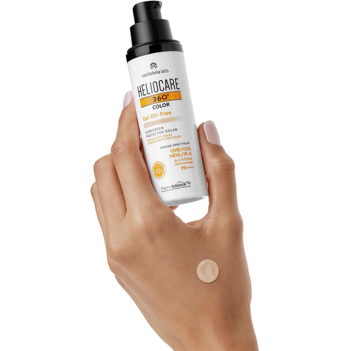 Heliocare 360 Color Gel Oil-Free SPF 50+ Bronze 50 ml solcreme i hvid pumpeflaske med en dråbe farvet gel på en hånd.