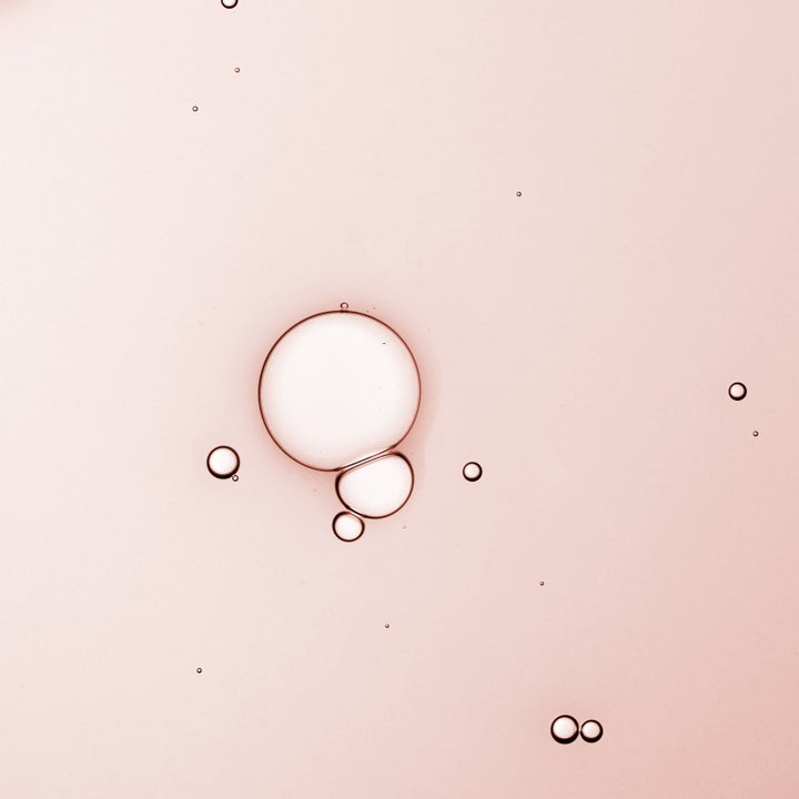 KORA Organics Turmeric Glow Drops 10 ml glødgivende serum med lyserød flydende tekstur og klare bobler