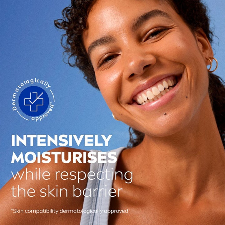 NIVEA Toner Caring 200 ml fugtgivende ansigtsvand giver fugt til smilende kvinde med teksten Intensively moisturises.