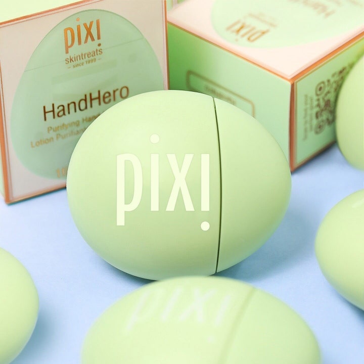 Pixi Hand Hero 30 ml rensende håndcreme i lysegrøn æggeformet beholder foran matchende æsker