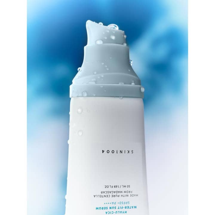 SKIN1004 Madagascar Centella Hyalu-Cica Sun serum 50 ml fugtgivende solcreme i tube med pumpe dækket af klare vanddråber.