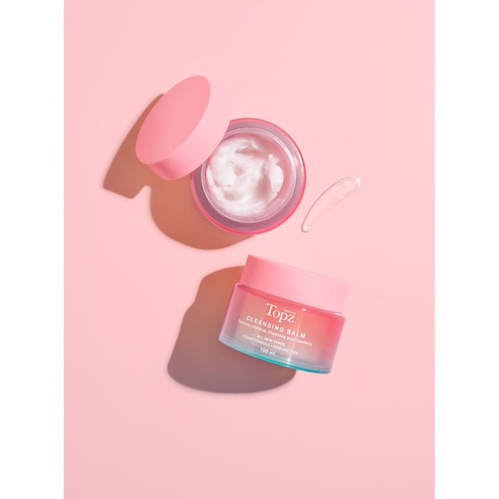 Topz Daily Cleansing Balm 100 ml vegansk ansigtsrens fjerner makeup og ses i lyserød krukke med cremet hvid tekstur.