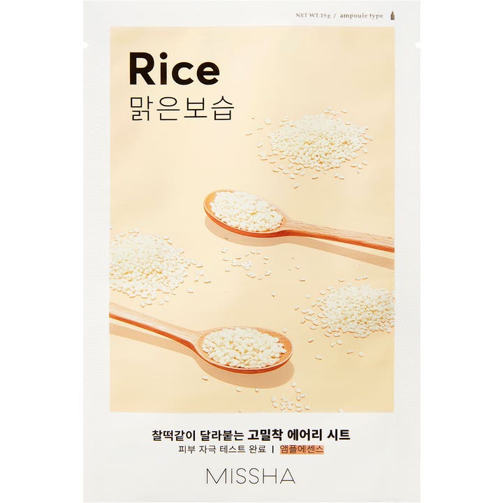 Missha Airy Fit Sheet Mask Rice 19g fugtgivende ansigtsmaske i hvid emballage med træskeer fyldt med hvide riskorn