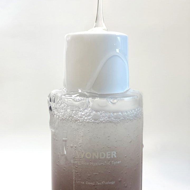 haruharu wonder Black Rice Hyaluronic Toner 150 ml fugtgivende toner med klar tekstur og bobler på hvid flasketop
