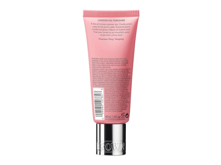 Molton Brown Delicious Rhubarb & Rose 40 ml fugtgivende håndcreme bagside af lyserød tube med sølvfarvet låg