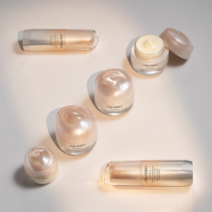 Shiseido Benefiance Wrinkle Smoothing Cream 50 ml udglattende ansigtscreme i perlemorskrukker med synlig lys tekstur