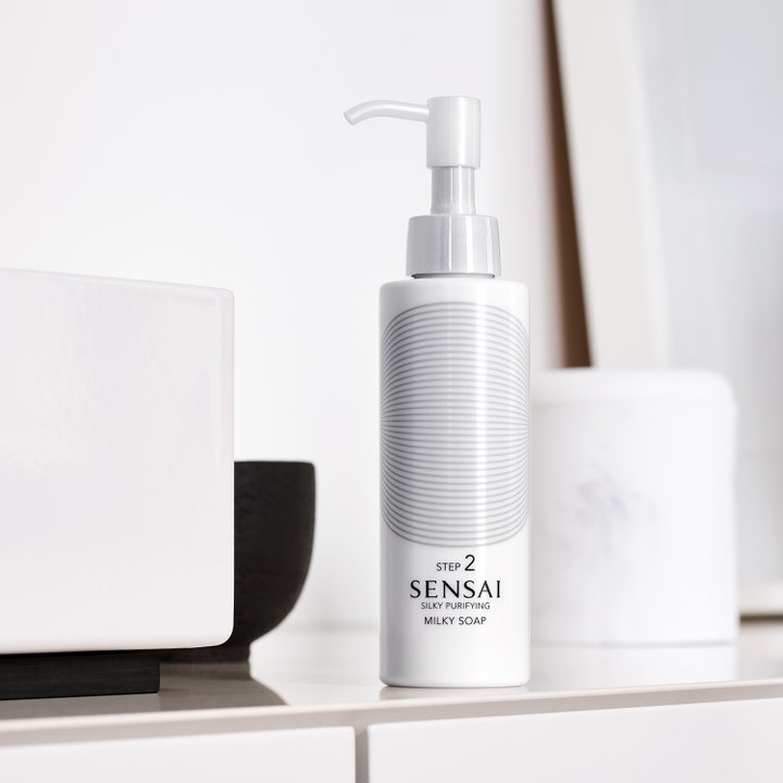 Sensai Silky Purifying Milky Soap Step 2 150 ml fugtgivende rengøringsmælk i hvid pumpeflaske i lyst miljø