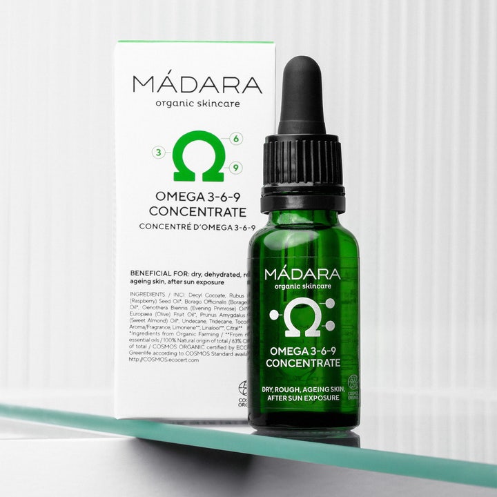 MÁDARA Omega 3-6-9 Concentrate 17,5 ml nærende ansigtsserum i grøn glasflaske med sort pipette
