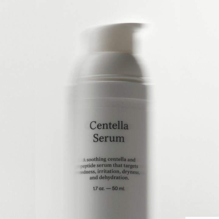 Jorgobé Centella Serum 50 ml beroligende ansigtsserum mod rødme i hvid pumpeflaske med kunstnerisk sløret effekt