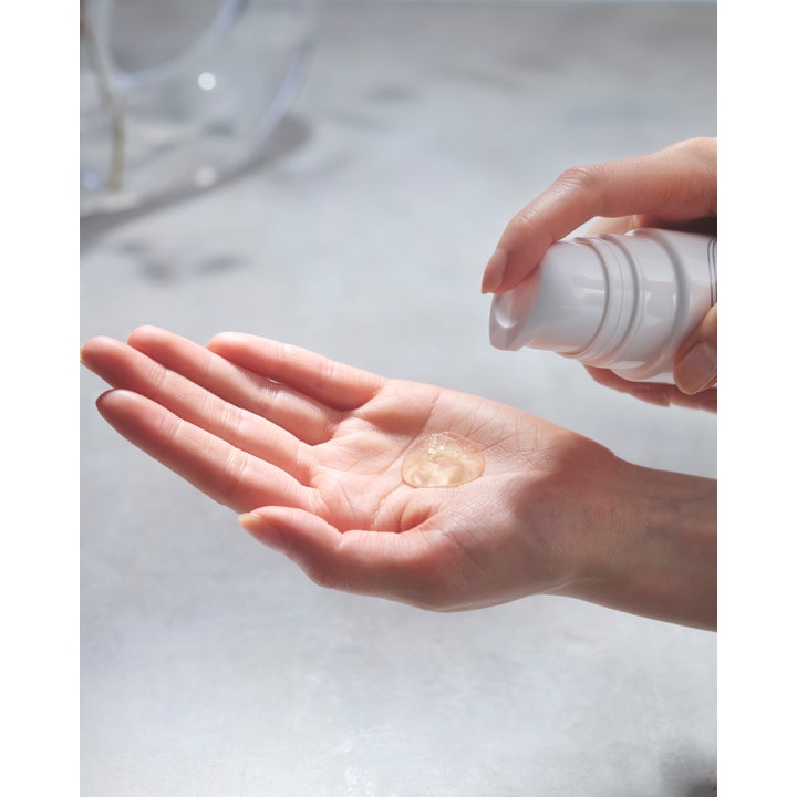 Sensai Silky Purifying Clear Gel Wash 145 ml dybderensende ansigtsrens som klar gel i en hånd fra hvid pumpe