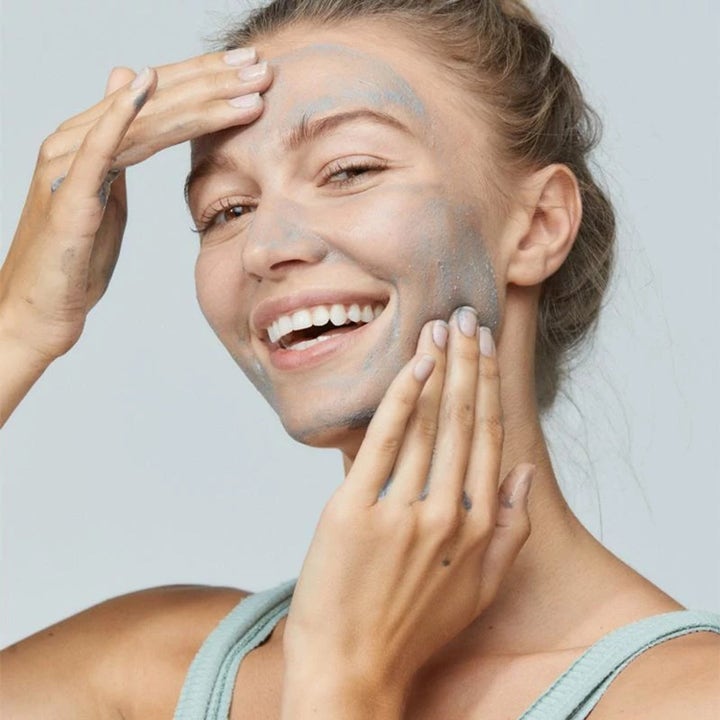 Dermalogica Daily Superfoliant Duo 2 X 13 g ansigtspeeling giver glød når den grå tekstur masseres ind i huden