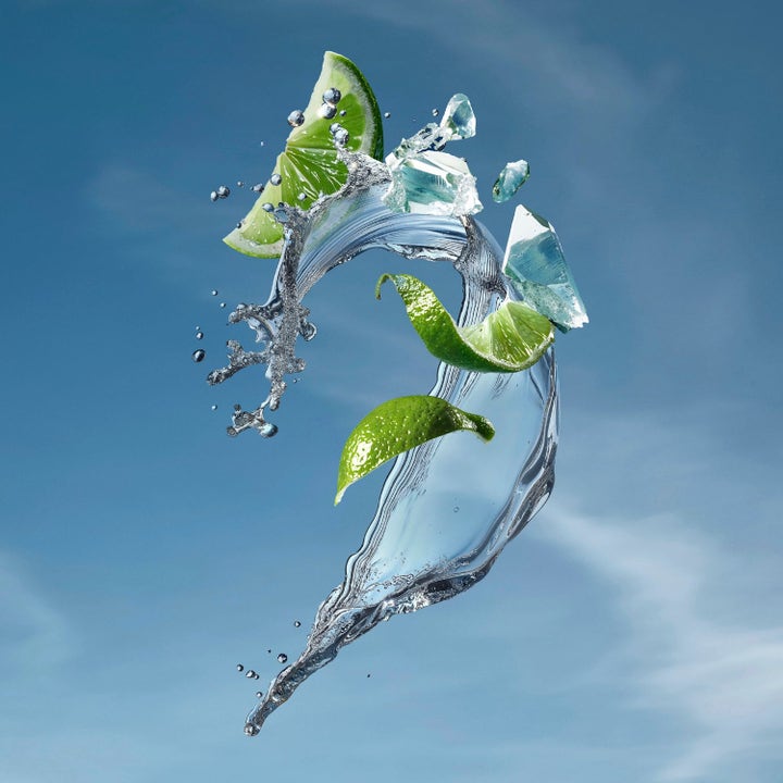 Biotherm Two-Minute Routine hudplejesæt med et forfriskende vandstænk af lime og isterninger mod en klar blå himmel