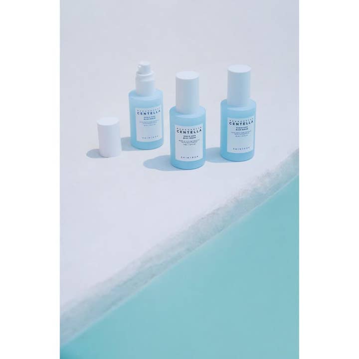 SKIN1004 Madagascar Centella Hyalu-Cica Blue Serum 30 ml fugtgivende ansigtsserum i lyseblå flasker ved en pool