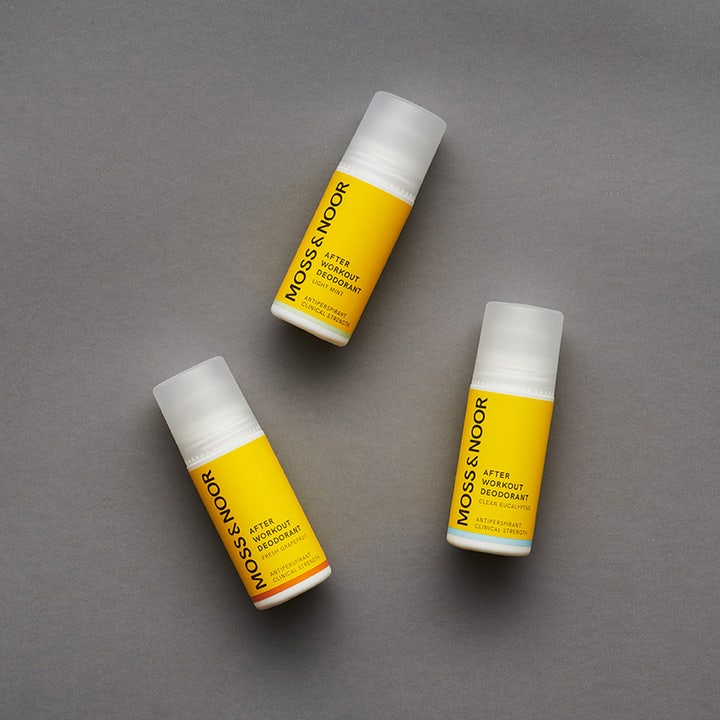 Moss & Noor After Workout Deodorant 3 pack 180 ml modvirker sved med tre gule roll-on tuber på grå baggrund