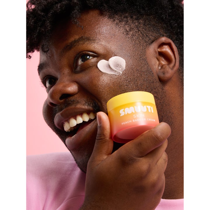 Smuuti Skin Peach Barrier Cream 50 ml styrkende ansigtscreme i krukke vist på en mand med et hjerte af creme.