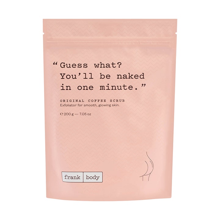 Frank Body Original Coffee Scrub 200 g blødgørende kropspeeling i en lyserød genlukkelig pose.