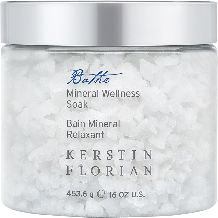 Kerstin Florian Mineral Wellness Soak 453,6 g afslappende badesalt i klar krukke med hvide krystaller og sølvlåg