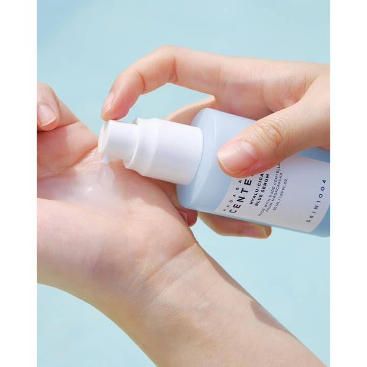 SKIN1004 Madagascar Centella Hyalu-Cica Blue Serum 30 ml fugtgivende serum gel påføres fra lyseblå pumpeflaske.