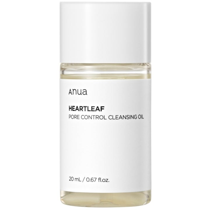 Anua Heartleaf Pore Control Cleansing Oil 20 ml pore-rensende renseolie i en gennemsigtig flaske med hvidt låg