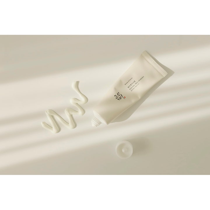 Beauty of Joseon Relief Sun 50 ml solcreme med SPF 50 og let hvid tekstur ved siden af en hvid tube