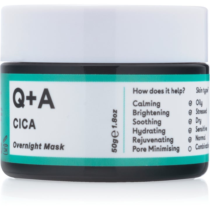 Q+A CICA Overnight Mask 50g beroligende ansigtsmaske i en mørk krukke med hvidt låg og turkis detaljer