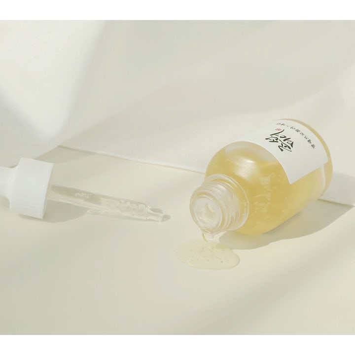 Beauty of Joseon Glow Serum glødgivende ansigtsserum med gylden propolis tekstur der løber ud af en glasflaske