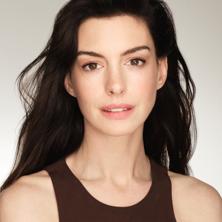 Shiseido Vital Perfection Advanced Eye Cream 15 ml øjencreme på model med glat og fast hud