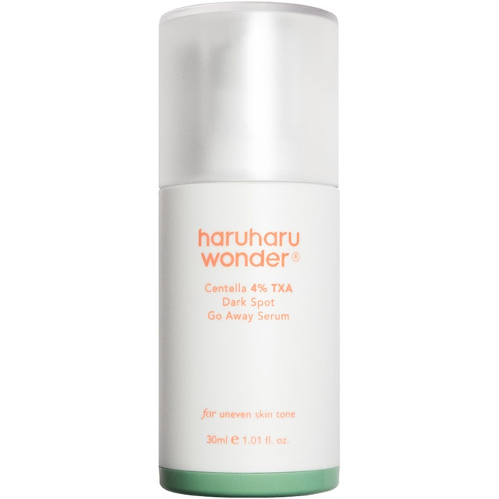 haruharu wonder Centella 4% TXA Dark Spot Go Away Serum 30 ml mod mørke pletter i hvid flaske med grøn bund og frostet låg