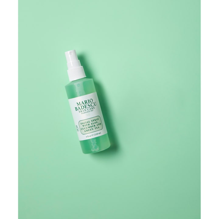Mario Badescu Facial Spray Aloe, Cucumber & Green Tea 118 ml opfriskende face mist i grøn flaske på lysegrøn baggrund.