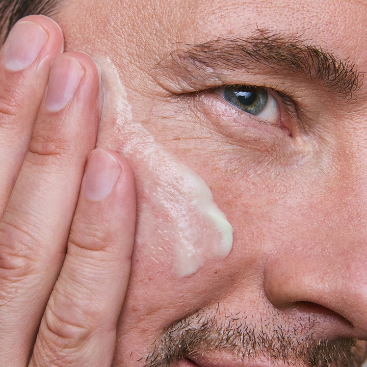 MÁDARA HIS Face Cream 50 ml fugtgivende ansigtscreme med let tekstur der påføres direkte på en mands kind.