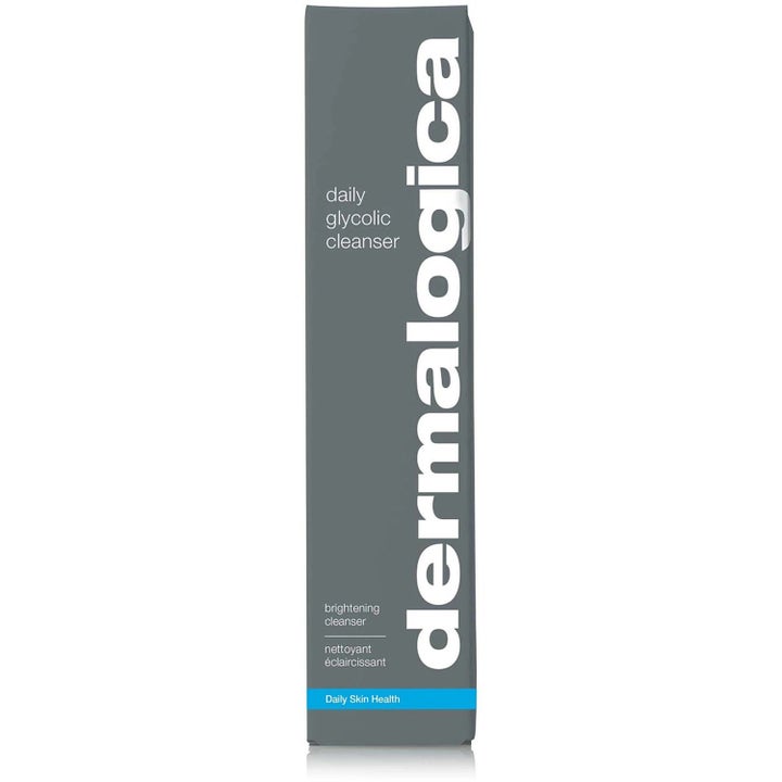Dermalogica Daily Glycolic Cleanser Duo ansigtsrens i grå papæske med hvid lodret tekst der giver glød