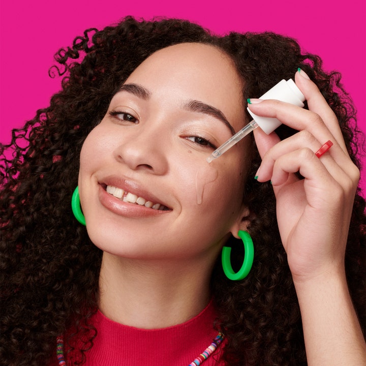 Dr.Jart+ Cicapair Intensive Soothing Repair Serum 30 ml beroligende serum påføres med pipette mod pink baggrund.
