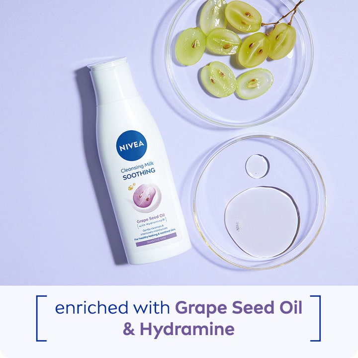 NIVEA Cleansing Milk Soothing 200 ml beroligende ansigtsrens med vindruekerneolie vist med friske druer.