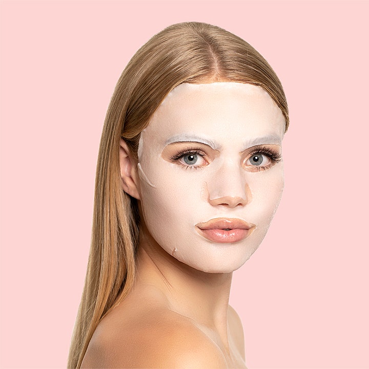 Starskin Pink Cactus Mask 25 g fugtgivende ansigtsmaske påført en model mod lyserød baggrund