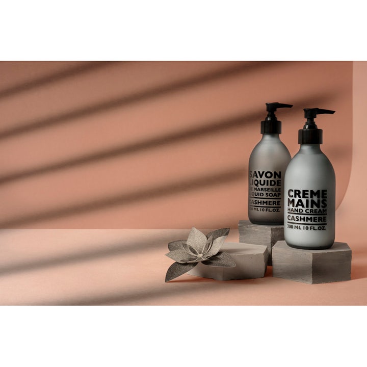 Compagnie de Provence Hand Cream Cashmere 300 ml plejende håndcreme i frostet glasflaske placeret på stenblokke
