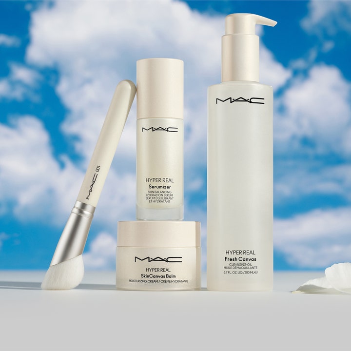 MAC Cosmetics Serum + Moisturizer Brush 1 stk. skrå hudplejebørste med hvide hår foran en blå himmel med skyer