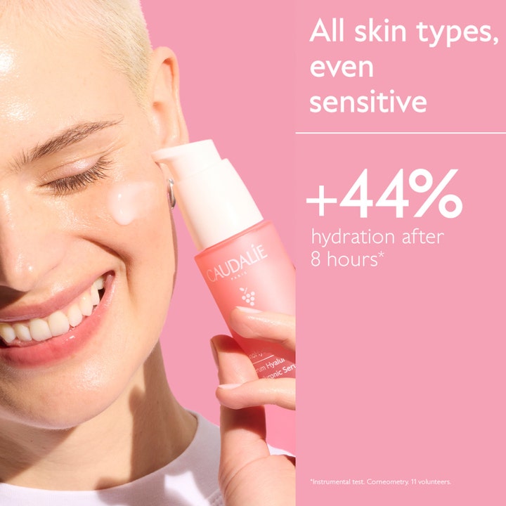 Caudalie Vinohydra Hyaluronic Serum 30 ml fugtgivende hyaluronsyreserum påføres ansigt fra lyserød flaske