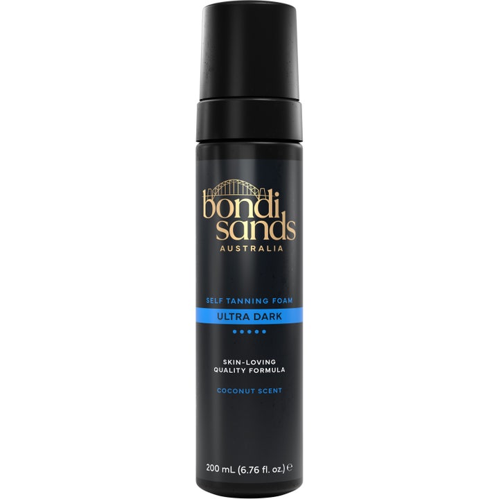 Bondi Sands Self Tanning Foam Ultra Dark 200 ml selvbruner giver dyb glød i en mat sort pumpeflaske med blå detaljer