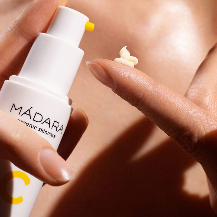 MÁDARA Vitamin C Illuminating Recovery Cream 50 ml dagcreme giver glød med cremet tekstur fra hvid pumpeflaske