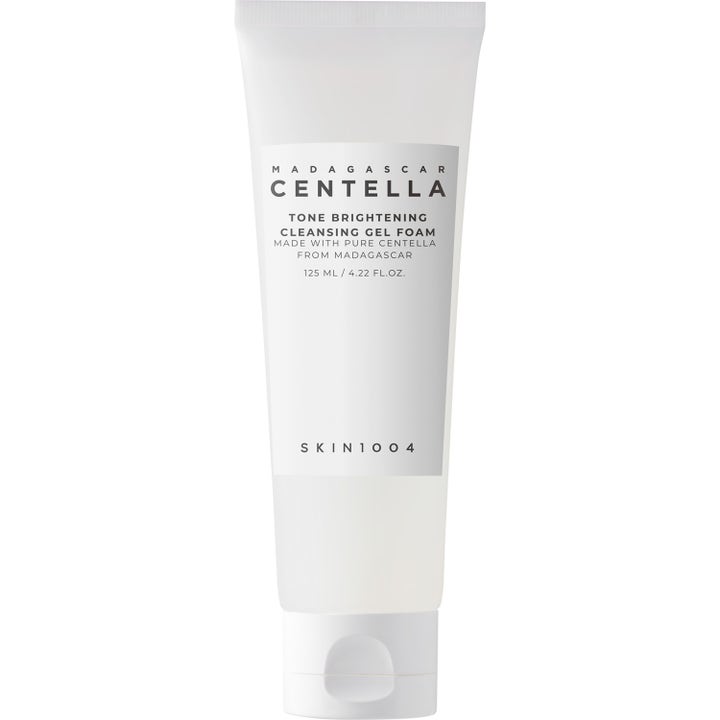 SKIN1004 Madagascar Centella Tone Brightening Cleansing Gel Foam 125 ml lysnende rens i hvid tube med hvidt låg.