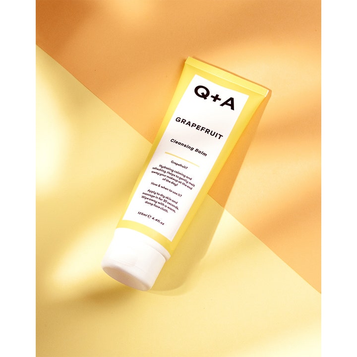 Q+A Grapefruit Cleansing Balm 125 ml ansigtsrens i gul og hvid tube mod varm gul baggrund