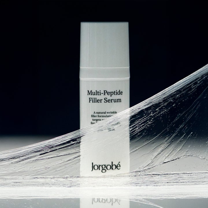 Jorgobé Multi-Peptide Filler Serum 50 ml mod rynker i hvid flaske bag en strækbar, gennemsigtig gel.